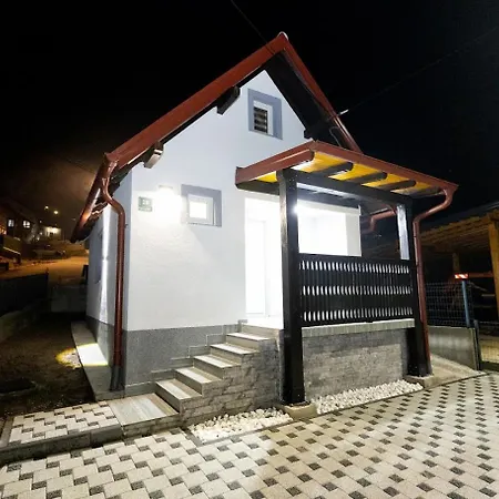 Whitenest Apartment *