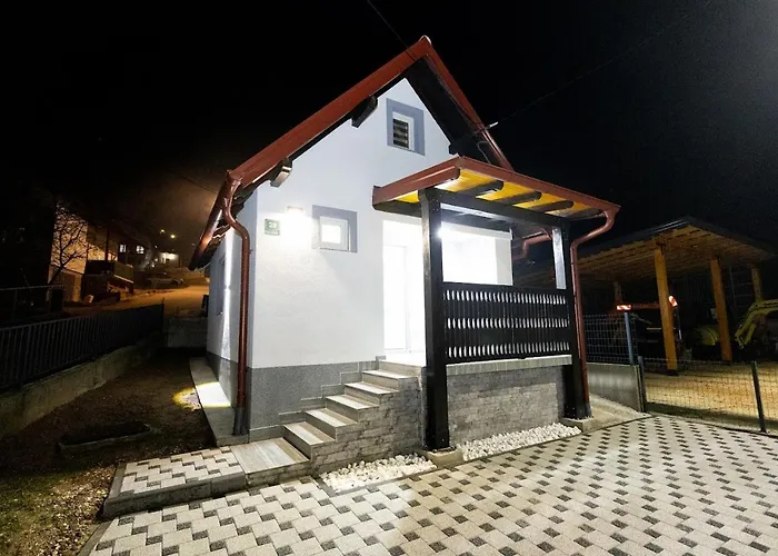 Whitenest Apartment *