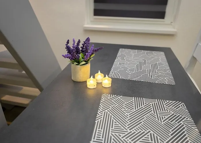 Whitenest Apartment *